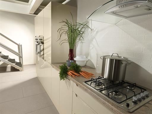 High Gloss Sand Beige with Avienda Doors